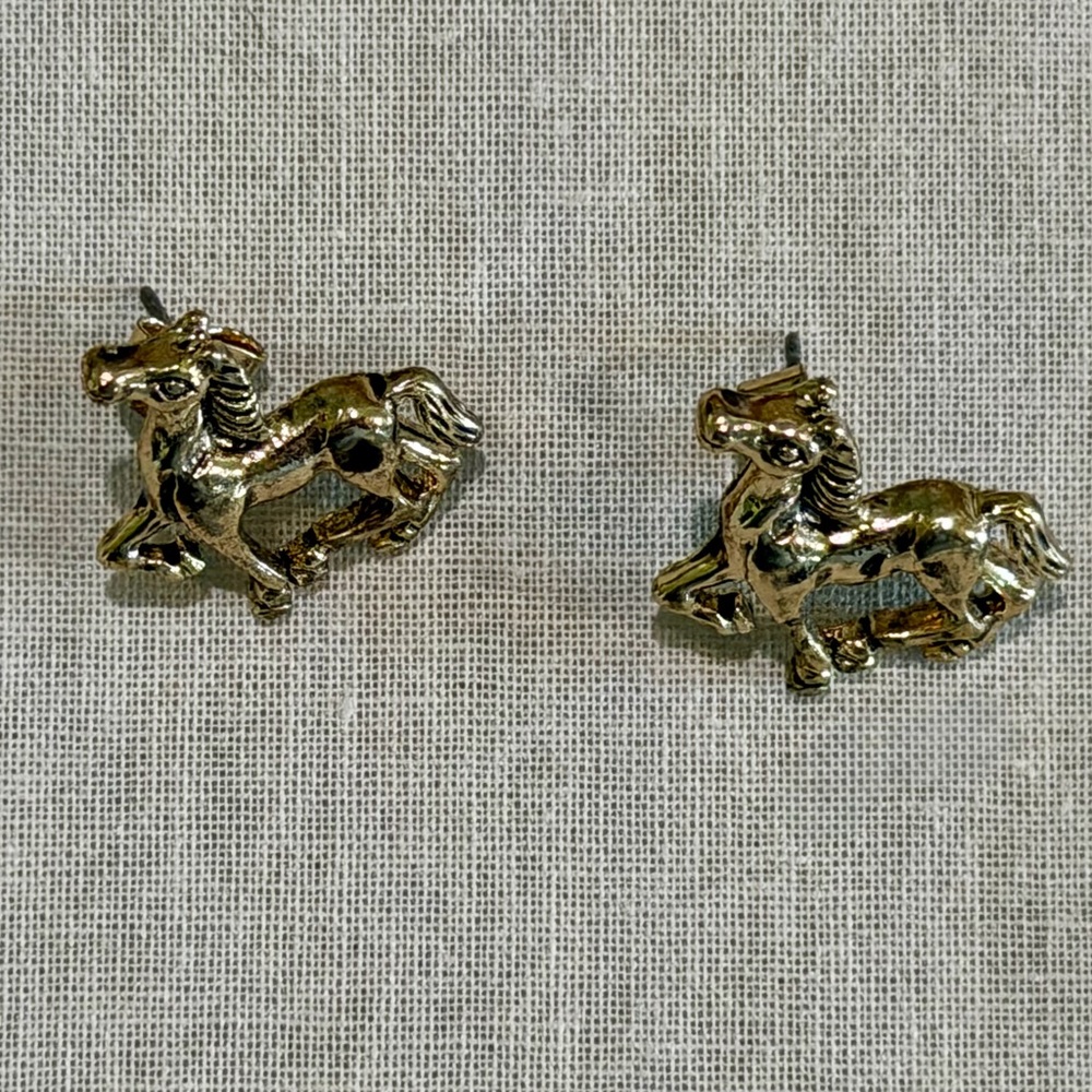 Vintage Gold Tone Horse Stud Earrings - Picture 7 of 7